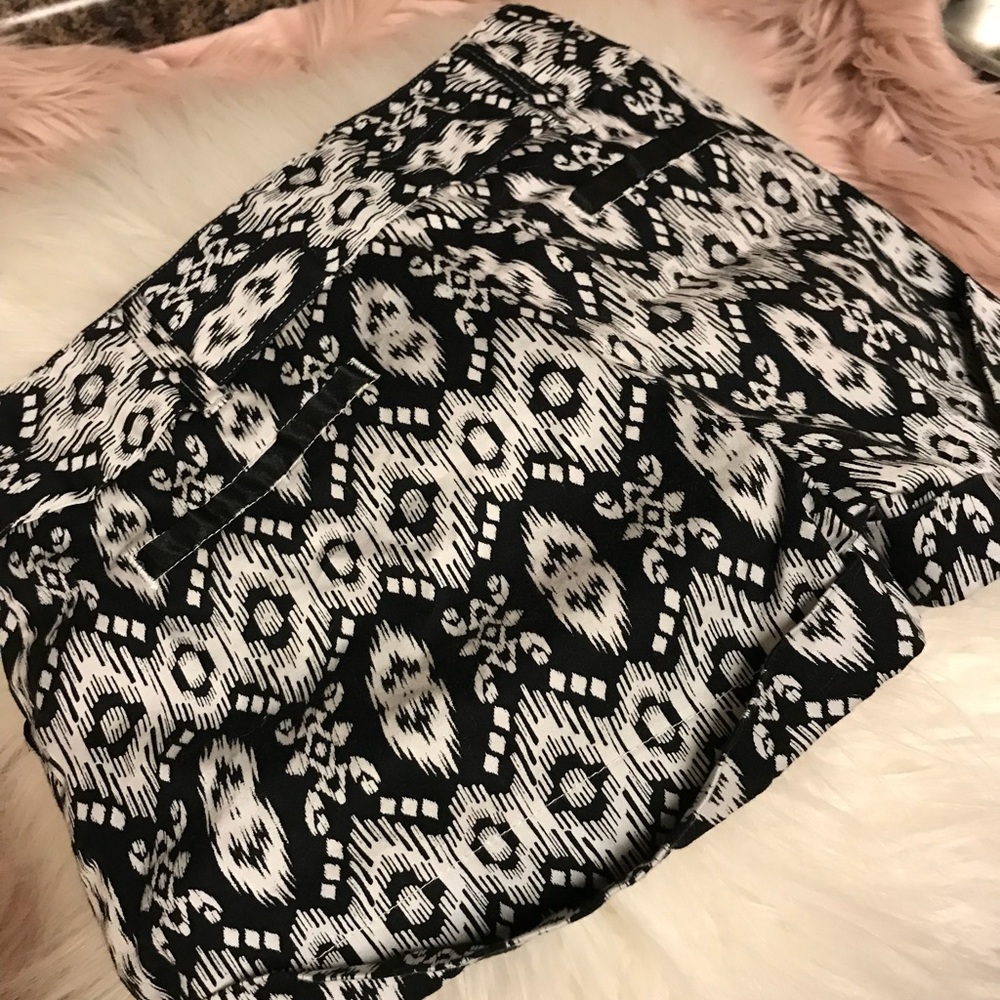 Mid Rise pattern shorts - Picture 3 of 4